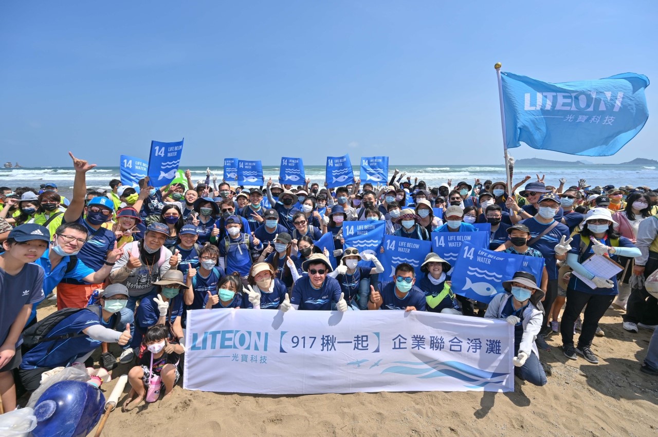 917國際淨灘日，光寶科技董事長宋明峰與總經理邱森彬與志工同仁合影.jpg (297 KB)
